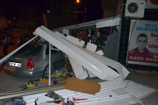 Adana Kozan'da Direksiyon Hakimiyetini Kaybeden Sürücü Kırtasiye Dükkanına Çarptı