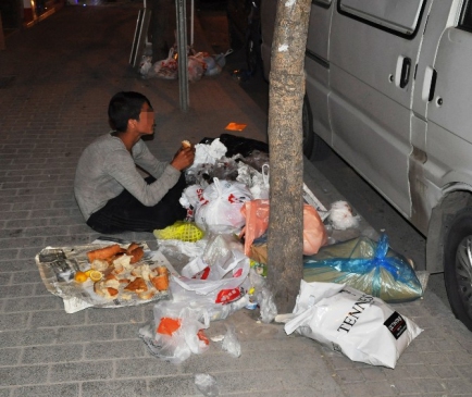 Eskişehir'de İki Çocuk, Çöpten Ekmek Parçalarıyla Doyurmaya Çalıştı