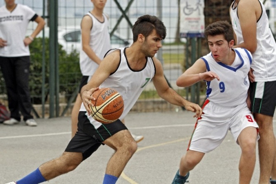 Konak'ta Liselerarası Basketbol Turnuvası 10 Okulun Katılımıyla Başladı