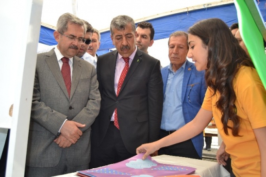 Adana Ceyhan'da İMKB Ceyhan Anadolu Lisesi 4006 TÜBİTAK Bilim Fuarı'nı Açtı