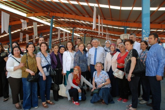 Adana Çukurova'da MHP'li Seyfettin Yılmaz Kadınlara Kırmızı Gül Verdi