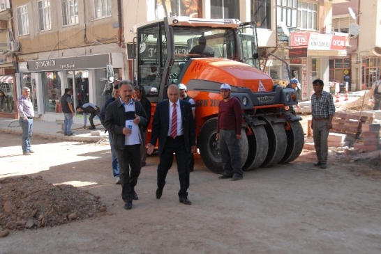 Karaman Merkez'de 2. İstasyon Caddesi'nde Asfalt Serimi Yapılıyor