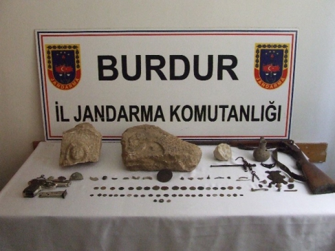 Burdur'da Jandarma, Tarihi Eserler Ele Geçirdi ve İki Kişi Gözaltına Alındı