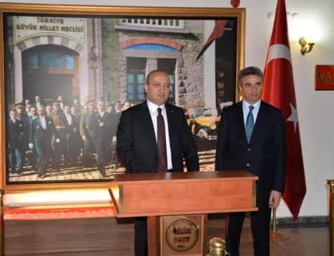 Bolu'da Vali Baruş ile Bir Araya Gelen Başbakan Yardımcısı Akdoğan, Hediye Takdiminde Bulundu