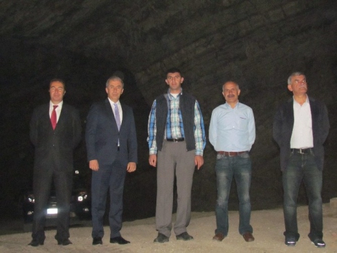 Iğdır Merkez'de Emniyet Müdürü Yüksel Babal, İş Adamı ile Tuz Mağaralarını Gezdi