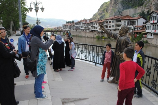 Amasya'da Yeşilırmak Kenarındaki Selfie Yapan Şehzade Heykeli Turistlerin Dikkatini Çekiyor