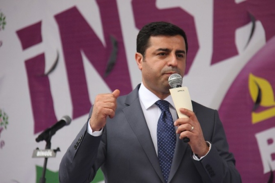 Bingöl'de HDP Eş Genel Başkanı Selahattin Demirtaş, halkla buluşarak ittifaklarının sadece halkla olduğunu vurguladı.
