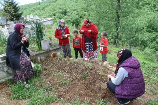 Giresun Espiye'de Anneler Günü Mezarda Dualarla Geçirildi