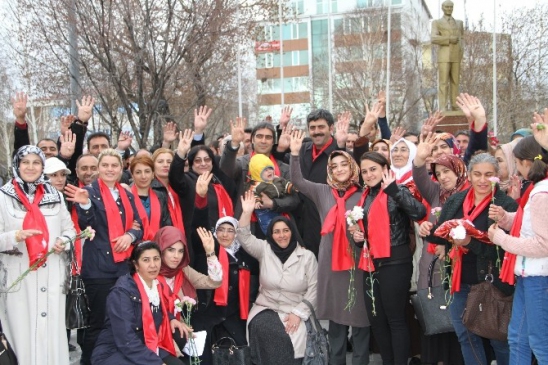 Ardahan Merkez'de Kadınlar Günü Etkinliği Kapsamında Karanfil Dağıtıldı
