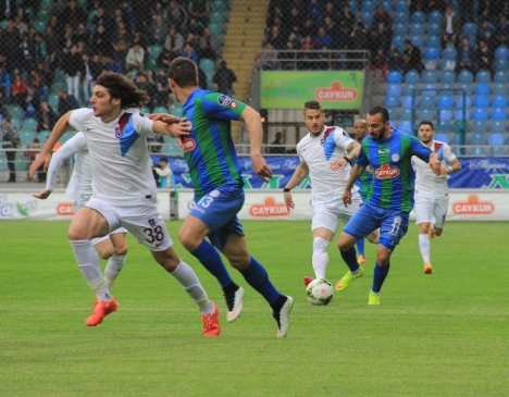 Rize'de Çaykur Rizespor, Trabzonspor'u Konuk Etti ve İlk Yarı 0-1 Sona Erdi