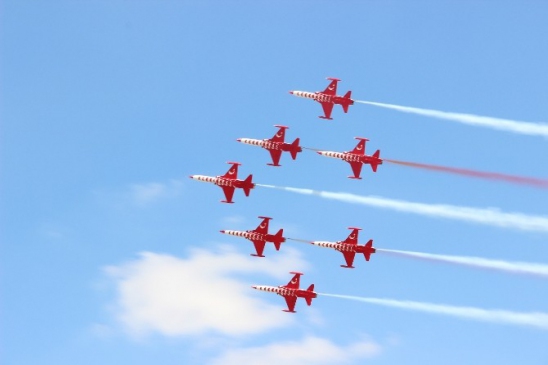 Karaman'da Türk Yıldızları, Anneler Günü'nde Gökyüzünde Kalp Çizerek Etkinlik Düzenledi