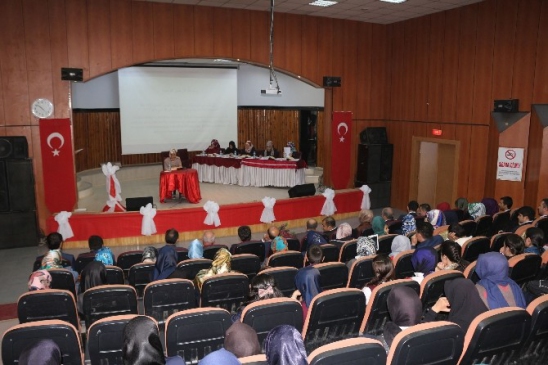 Ağrı'da Kız Öğrenciler Arasında Düzenlenen Kur'an Yarışmasında 3 Öğrenci Dereceye Girdi