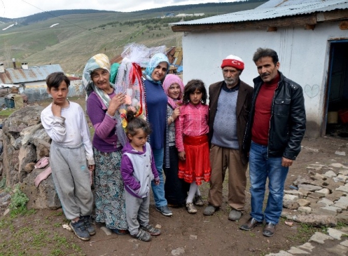 Sarıkamış'ta Bedensel ve Zihinsel Engelli Nergiz Boztoprak Yılın Annesi Seçildi