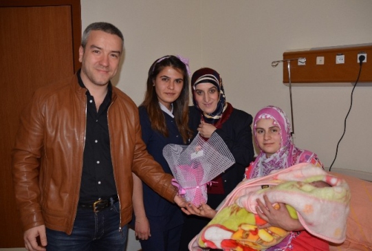 Sarıkamış'ta Anneler Günü'nde İki Kadın Sağlıklı İki Kız Çocuğu Doğurdu