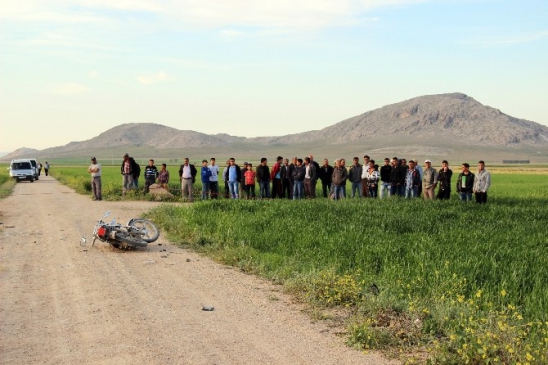 Karaman Merkez Ortaoba Köyü'nde Minibüs ile Motosiklet Çarpıştı, 1 Kişi Hayatını Kaybetti