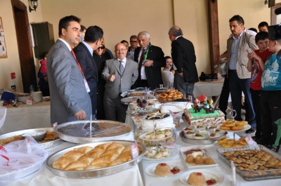 Uşak'ta Yöresel Yemek Yarışması'nda Hanımların Lezzetleri Yarıştı