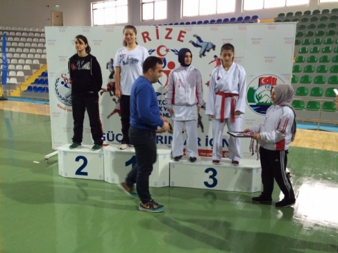 Rize'de 16 Takımın Katıldığı Karate Müsabakaları Sona Erdi