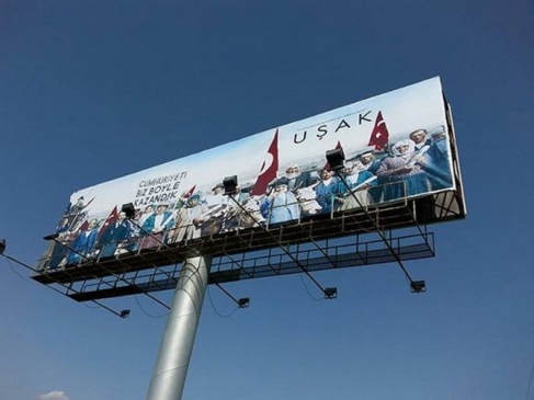 Uşak'ta Ankara-İzmir Karayolu Üzerine 6 Dev Totem Kuruldu