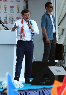 Başbakan Ahmet Davutoğlu, Uşak'ta düzenlenecek mitingde halka hitap edecek.