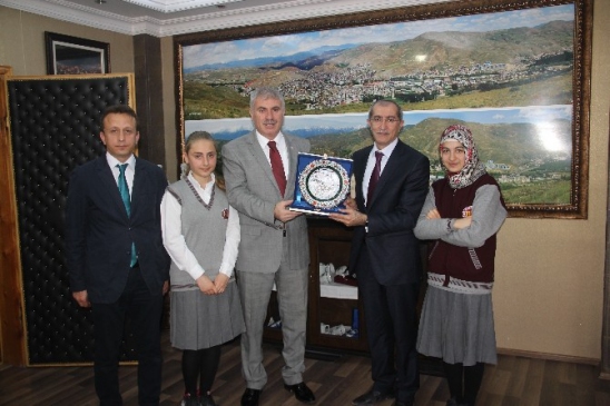 Bayburt'ta Anadolu Lisesi, Belediye Başkanı Mete Memiş'e Plaket Takdim Etti