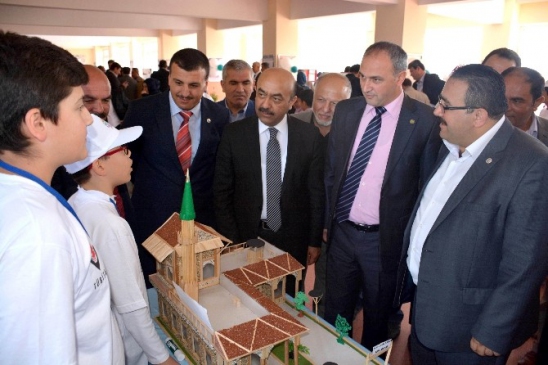 Aksaray'da Saadet Güney İmam Hatip Ortaokulu'nda 36 Proje ile Bilim Fuarı Törenle Açıldı