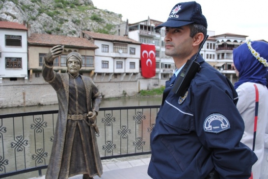 Amasya'da Yeşilırmak Kenarında Bulunan Şehzade Heykelinin Telefonu ve Kılıcı Kırıldı