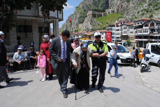 Amasya Gümüşhacıköy'de Yolda Güçlükle İlerleyen Yaşlı Kadına, Polis Memuru Yardım Etti