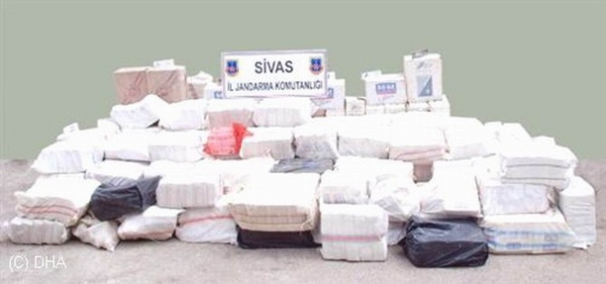 Gürün'de Jandarma Ekipleri 15 Bin Paket Kaçak Sigara Ele Geçirdi