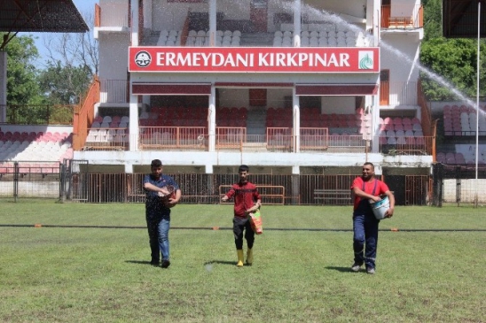 Edirne Sarayiçi'nde Tarihi Kırkpınar Yağlı Güreşleri İçin Çayır Bakım Yapılıyor