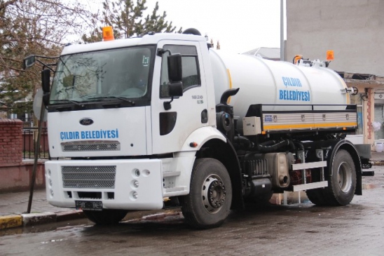 Çıldır Belediyesi'ne Çevre Bakanlığı Tarafından Foseptik Aracı Hibe Edildi