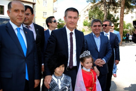 Amasya'da Bakan Canikli, HSYK'nın 4 Savcı ve 1 Hakim İhraç Kararını Değerlendirdi