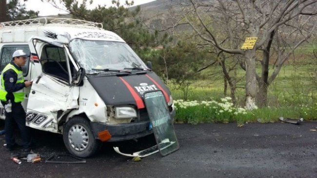 Niğde Ulukışla'da Yağış Nedeniyle Meydana Gelen Trafik Kazasında 2 Yaralı