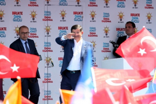 Başbakan Ahmet Davutoğlu, Isparta'da gerçekleştirdiği mitingde CHP ve HDP'yi eleştirerek, birlik ve beraberlik mesajları verdi.