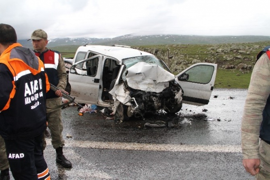 Kars Ardahan Karayolunda Gerçekleşen Feci Kazada 6 Kişi Hayatını Kaybetti