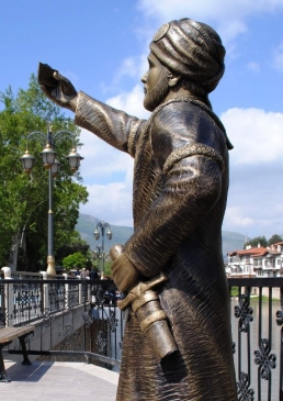 Amasya'da Selfie Çeken Şehzade Heykelinin Telefonu ve Kılıcı Kırıldı