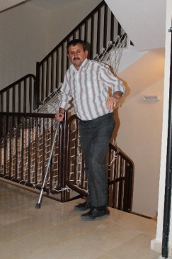 Niğde'de Bastonla Yürüyebilen Ahmet Akar, Malulen Emeklilik İçin Yardım İstedi