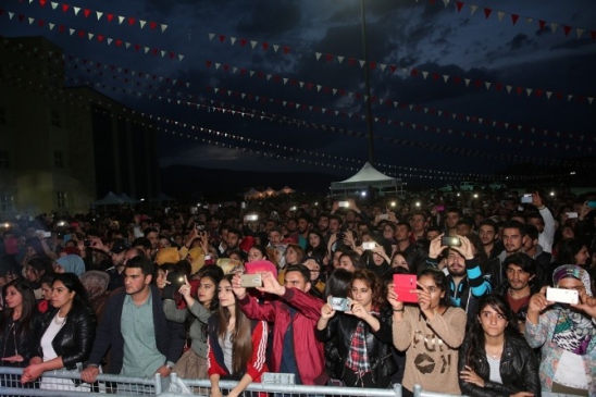 Iğdır Üniversitesi'nde Gerçekleşen Bahar Şenliklerinde Gece Yolcuları Konser Verdi
