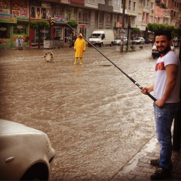 İskenderun'da Yağmur Sonrası Caddeleri Su Bastı, Genç Tepkisini Oltayla Gösterdi