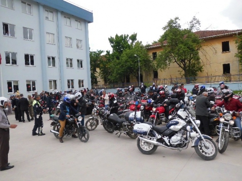 Tokat Erbaa'da Motosiklet Sürücülerine Ücretsiz Kask Dağıtıldı