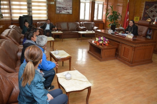 Hakkari'de Bayan Futbol Takımı, Belediye Eşbaşkanlarına Plaket Verdi