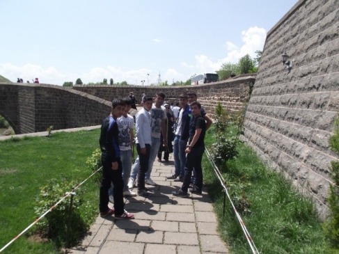 Siirt'te 100 Genç, Diyarbakır'da Tarihi Yerleri Ziyaret Etti