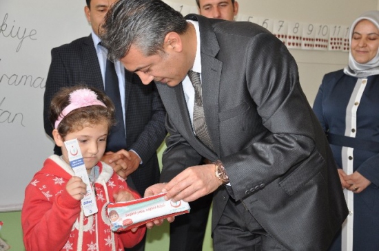 Elbistan'da 6 Bin Öğrenciye Ağız ve Diş Sağlığı Seti Verildi