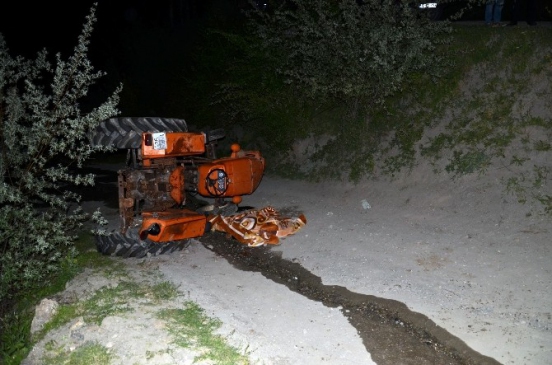 Çorum Osmancık'ta Traktör Devrilmesi Sonucu 1 Kişi Hayatını Kaybetti, 2 Kişi Yaralandı