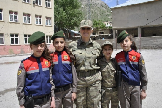 Hakkari'de Jandarma Ekipleri ve Öğrencilerden Trafik Denetimi Uygulaması