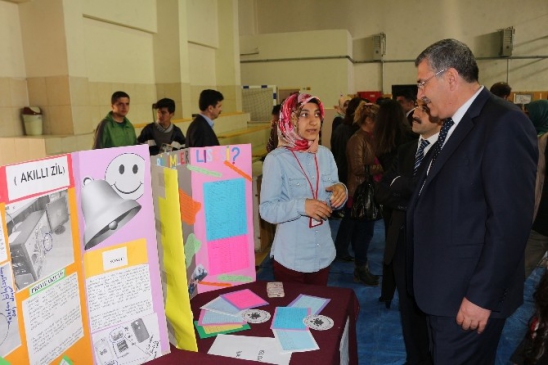 Ağrı Merkez'de TÜBİTAK Bilim Fuarı ile Öğrenciler Projelerini Sergiledi
