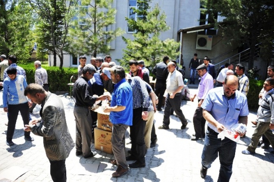 Karaman Merkez'de Mirac Kandili Nedeniyle Kandil Simidi Dağıtıldı