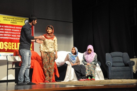 Muş'ta Engelliler Haftası Kapsamında Tiyatro Gösterimi Düzenlendi