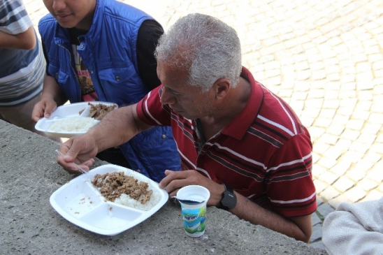 Edirne Merkez'de Vakıf Haftası Kapsamında Etli Pilav ve Ayran Dağıtıldı