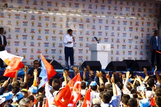 Başbakan Ahmet Davutoğlu, Afyonkarahisar'da gerçekleştirdiği mitingde CHP ve MHP'ye eleştirilerde bulundu.