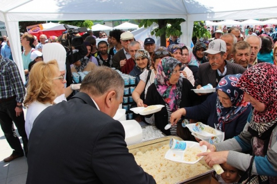 Bolu'da 5 Bin Kişiye Kandil Pilavı İkramı Gerçekleştirildi
